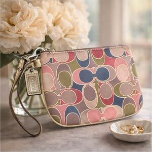 COACH Multicolor "Ashley" Signature Satin
Scarf Print Leather Wristlet Purse Y2K